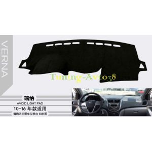 Защитный коврик на торпеду ( черный ) Hyundai Verna 2010-2016