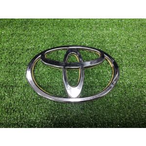Эмблема на решетку радиатора Toyota